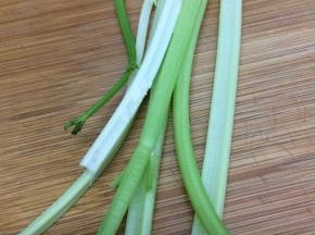 芹菜去老叶洗净