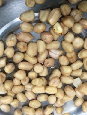 将浸泡好的花生米放入锅中