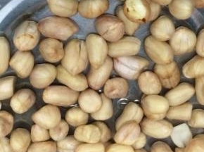 将浸泡好的花生米放入锅中