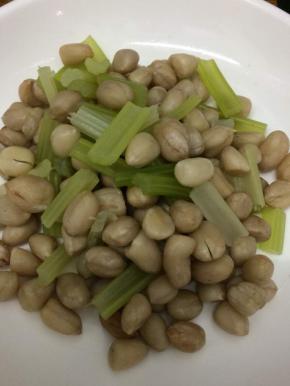 将煮好的花生米捞出
