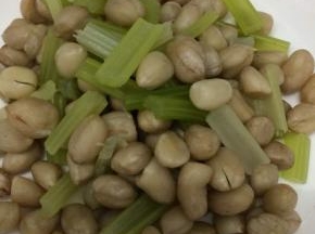 将煮好的花生米捞出
