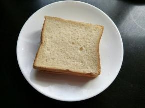 准备原味土司三片。