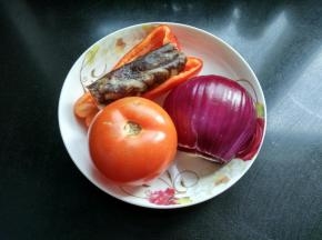 准备番茄，红椒，洋葱，腊肠并洗净。