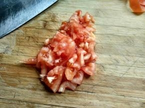 番茄去皮切丁。