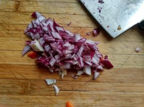 洋葱，红椒切丁。