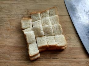 土司切小块。