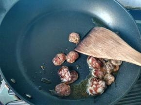 放腊肠，炒香。