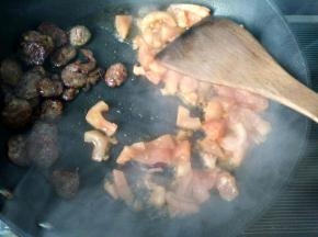 香肠放一边，放番茄炒出汁。