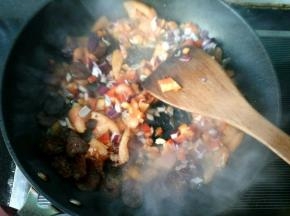 放洋葱，红椒，再放盐。