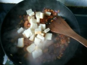 放土司，翻炒。