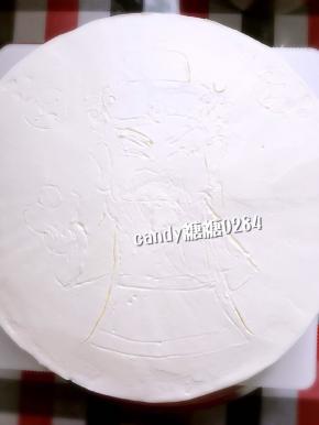 用牙签在蛋糕上画上财神爷的初步轮廓（对自己画工有自信的可以这样做，直接明了～如果画工一般的，可以用糯米纸转印法～安全有效）