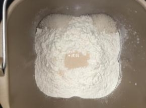 将面团材料中所有食材按照先液体后固体的顺序放进面包桶内，糖放四角，酵母放面粉中间，注意不要让酵母接触到下面的液体，启动和面程序和面，然后启动发酵程序发酵；