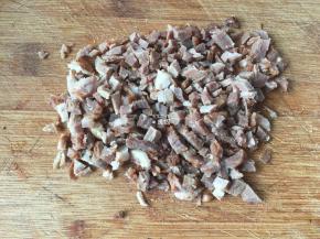 叉烧肉切成小粒，大小随自己喜欢的口感；