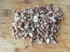 叉烧肉切成小粒，大小随自己喜欢的口感；