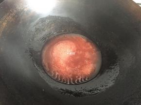 将180g水倒入锅内，再把叉烧酱也倒进去，一起边加热边搅拌均匀；