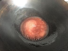 将180g水倒入锅内，再把叉烧酱也倒进去，一起边加热边搅拌均匀；