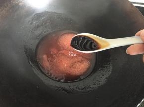 加入生抽搅拌均匀；