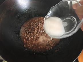 倒入切好的叉烧肉粒，搅拌均匀后，淀粉里加适量水调成淀粉水倒进去，搅拌均匀；