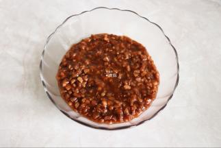 煮至浓稠的状态关火，倒入碗中待用；