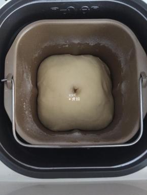 面团发酵到两倍大，用手指沾一点面粉戳一个洞，不回缩就是发酵好了，揉几分钟排气；
