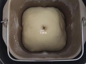 面团发酵到两倍大，用手指沾一点面粉戳一个洞，不回缩就是发酵好了，揉几分钟排气；