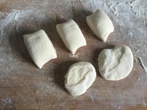 搓成长条后再切成一个个小剂子，压扁；