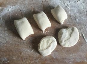 搓成长条后再切成一个个小剂子，压扁；