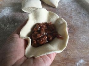 放入适量馅料；