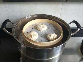 全部包好入蒸笼，盖上盖子再二次发酵半小时左右，大火烧开后转小火蒸18分钟左右即可；