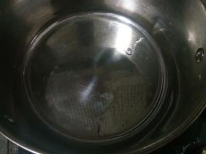 锅里放一丢丢油就可以，我做菜汤只用很少油，喜欢喝的清淡一点