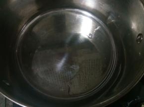 锅里放一丢丢油就可以，我做菜汤只用很少油，喜欢喝的清淡一点