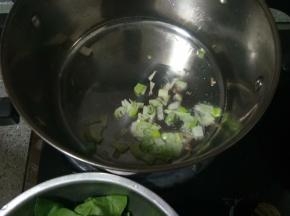 油热放入葱花爆香