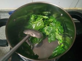 下菠菜翻炒