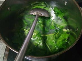 倒入适量水，几口人喝就倒几口人的水就行，损耗不大