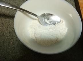 一小把面粉放在碗里