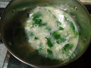 等锅里的水烧开，把面糊调进去，搅拌均匀，放点盐调味