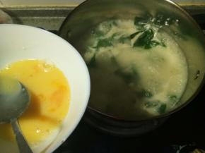 再等面糊烧开打散一个鸡蛋淋入