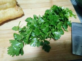 香菜切碎备用