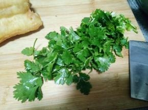 香菜切碎备用