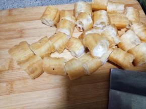 油条切寸段备用