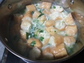 等鸡蛋熟了以后关火放入油条和香菜，此时可以淋几滴香油，也可以不用，都很好吃