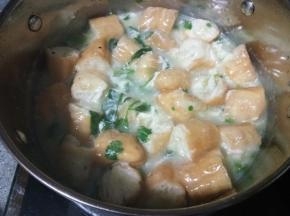 等鸡蛋熟了以后关火放入油条和香菜，此时可以淋几滴香油，也可以不用，都很好吃