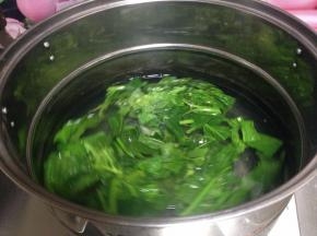 菠菜洗净取叶入开水汆烫至断生捞出过凉