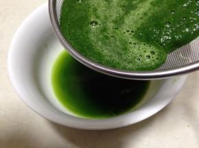 然后用细筛过滤出汁液备用