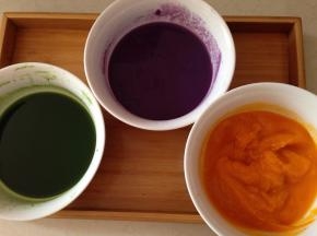 紫薯去皮蒸熟搅打过滤、南瓜也去皮蒸熟搅打过滤，这样就可以得到3种颜色的汁液了（这里用到的不多，可以食用色素或是用果蔬粉来调色）