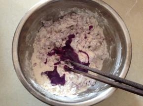 面粉适量加少许酵母液、适量紫薯蓉合成稍硬面团（如果认为这样麻烦，可以食用色素或是用果蔬粉来调色）