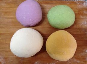 四种面团揉匀加盖饧发至一倍大