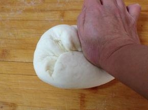 取白色面团排气揉匀