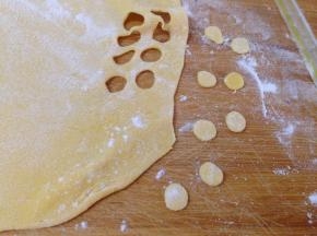 取少量黄色面团擀薄，用吸管压出圆形（我做的有点薄了，可以稍微厚一点）