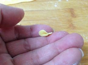 然后卷起底部捏紧